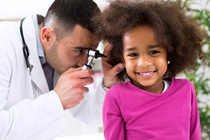 Kinderarzt schaut einem Mädchen ins Ohr. Quelle: © didesign / Fotolia.com