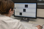 Eine Mitarbeiterin beobachtet die Gensequenzen am Computerbildschirm. Quelle: © RKI
