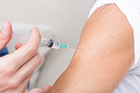Impfen eines Patienten. Quelle: © Adam Gregor - Fotolia