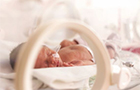 Neugeborenes im Krankenhaus. Quelle: © ondrooo / Fotolia